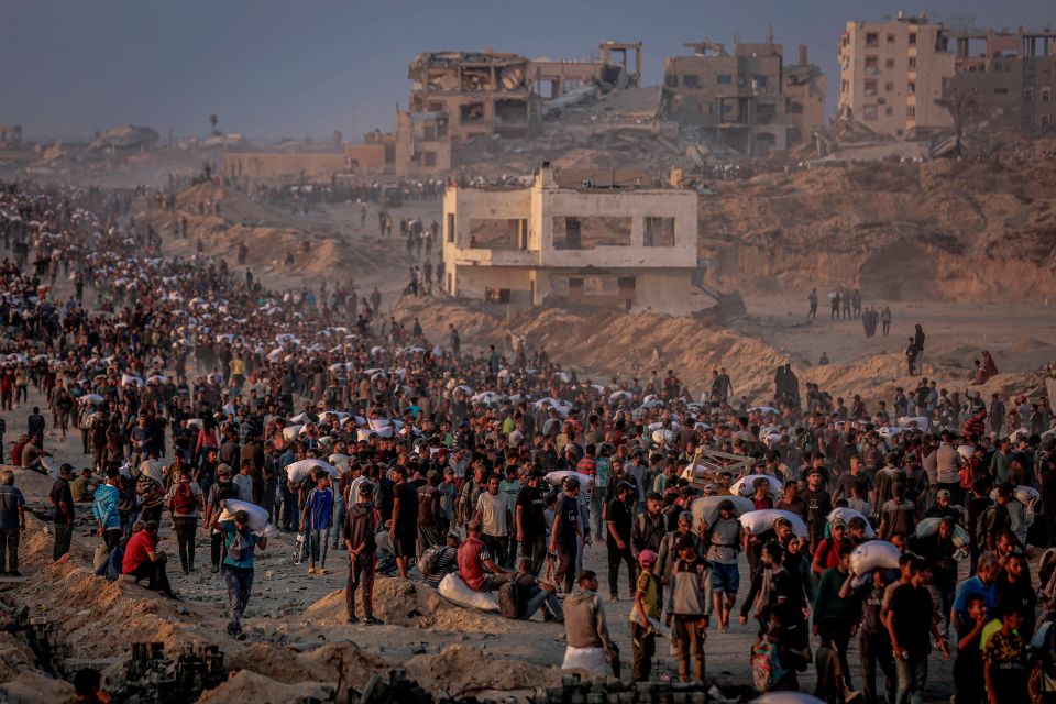 tausende hungernde Bewohner:innen versuchen, sich im Norden von Gaza-Stadt bei einem Verteilzentrum mit Hilfsgütern einzudecken