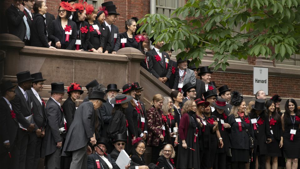 Harvard-Alumni und Eltern von Student:innen an der Abschlussfeier Ende April