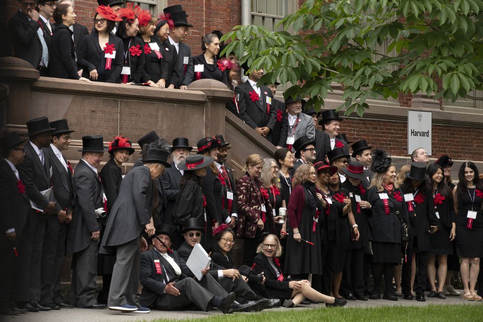 Harvard-Alumni und Eltern von Student:innen an der Abschlussfeier Ende April