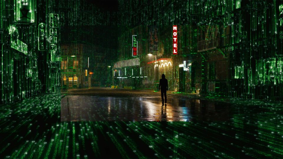 Filmstill aus «The Matrix Resurrections»: Häuser und eine Strasse verwandeln sich in Programmcode
