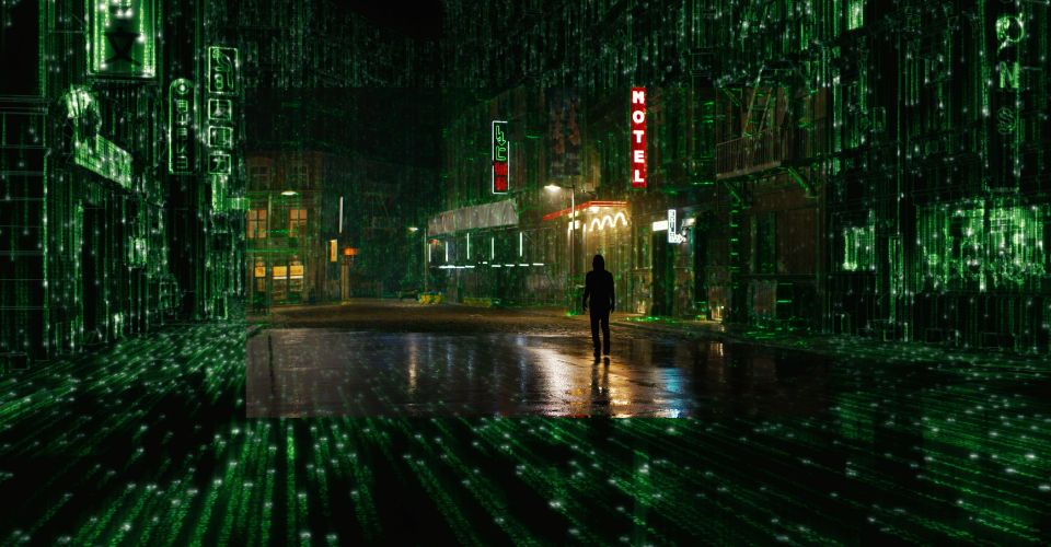 Filmstill aus «The Matrix Resurrections»: Häuser und eine Strasse verwandeln sich in Programmcode