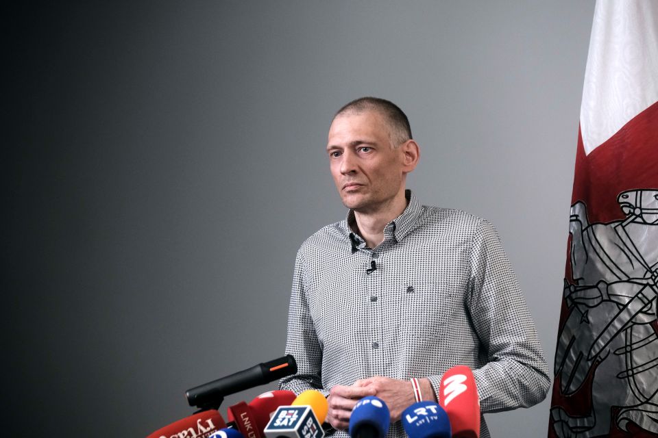 Sjarhej Zichanouski bei der Medienkonferenz nach seiner Freilassung