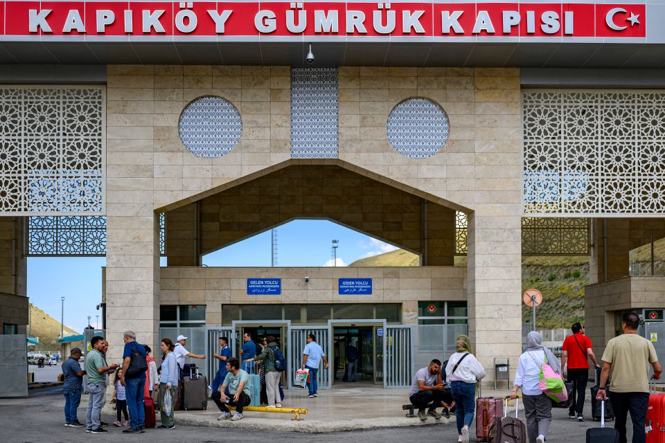 Menschen am Kapıköy-Grenzübergang zwischen dem Iran und der Türkei