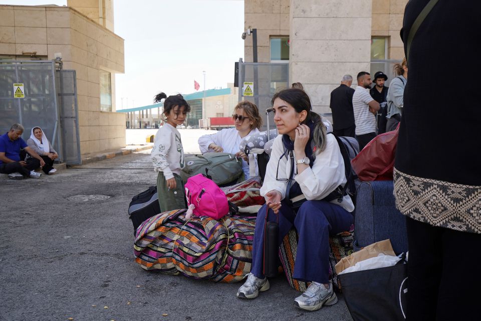Menschen aus dem Iran auf der türkischen Seite des Kapıköy-Grenzübergang