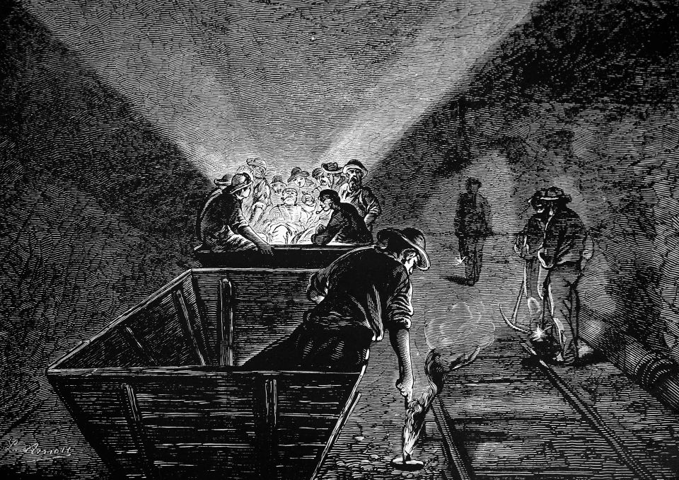 Arbeiter verlassen nach Schichtende mit einer Grubenbahn den Tunnel