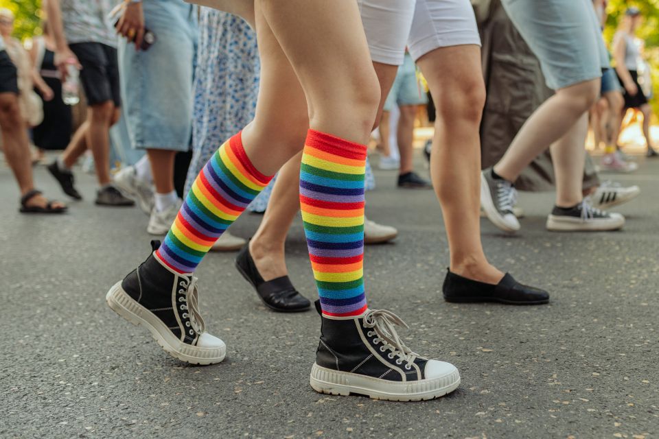 Teilnehmer:in des Pride-Umzug mit Regenbogen-Socken