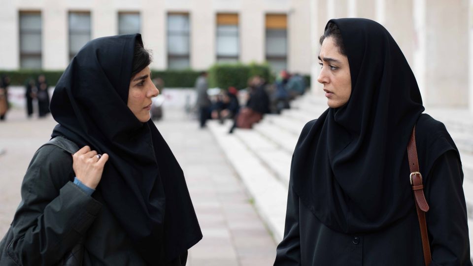 Filmstill aus «Reading Lolita in Tehran»: Literaturdozentin Azar Nafisi (Golshifteh Farahani) spricht mit einer Frau