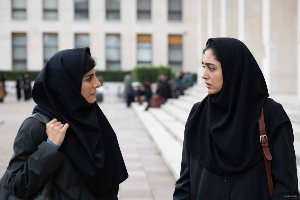 Filmstill aus «Reading Lolita in Tehran»: Literaturdozentin Azar Nafisi (Golshifteh Farahani) spricht mit einer Frau