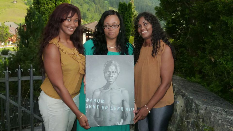 Tamara Lanier mit ihren Töchtern Shonrael und Megan anlässlich der Eröffnung der Agassiz-Ausstellung in Grindelwald