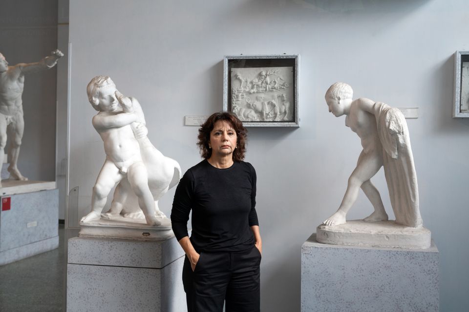 Donatella Di Cesare steht vor Gipsskulpturen