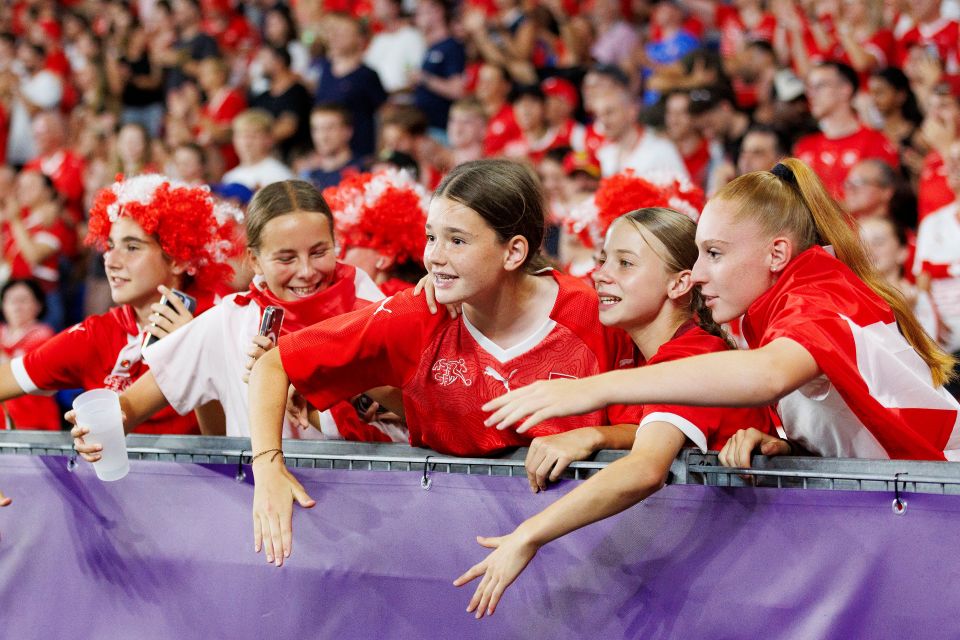 Fotos von Fans der Schweiz beim Spiel gegen Norwegen am 2. Juli in Basel