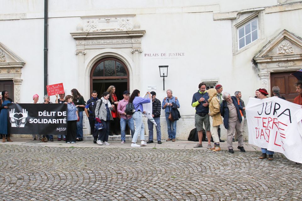 Foto der Unterstützer:innen der Angeklagten Caroline Meijers vor dem Bezirksgericht in Porrentruy