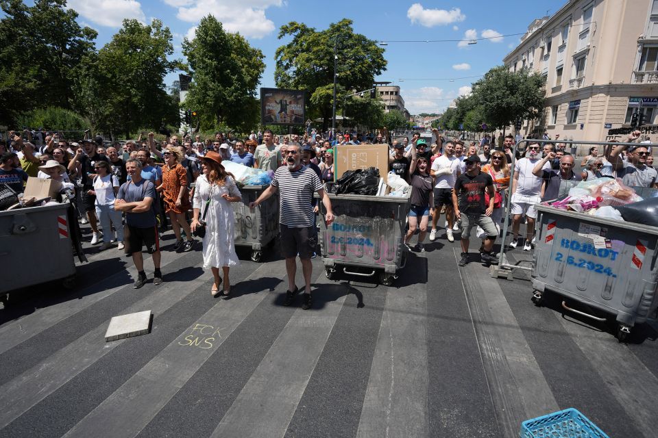 Foto einer Demonstration in Belgrad am 30. Juni 2025