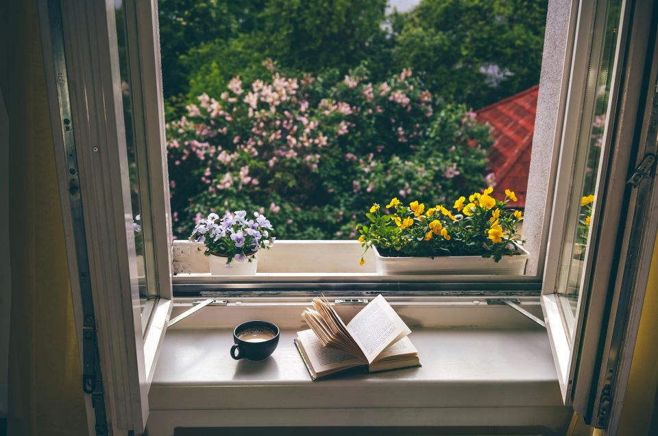 Foto eines Fenstersims mit Buch drauf