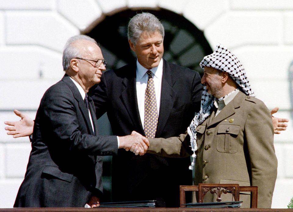 Jitzhak Rabin, Bill Clinton und Jassir Arafat im Jahr 1993