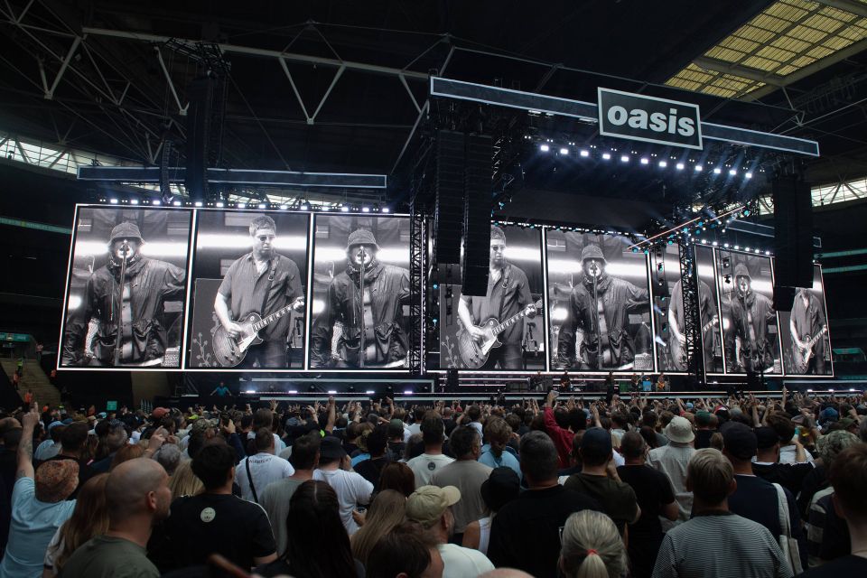 Publikum vor der Bühne an einem der Oasis-Reunion-Tour-Konzerte