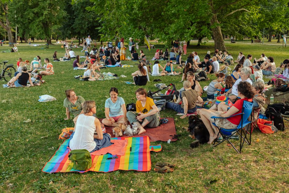 Aktivist:innen treffen sich am Tag nach der Pride zum Picknick im Park
