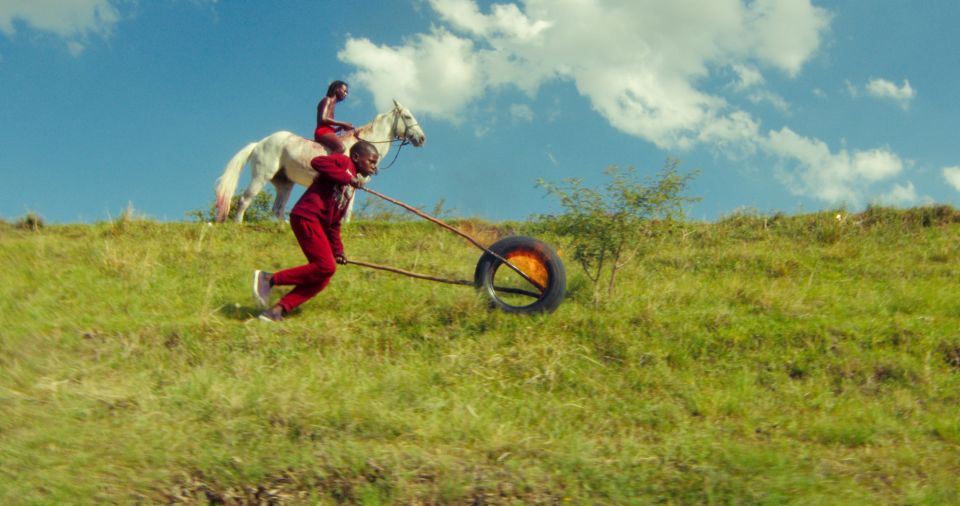 Schlussszene aus dem Film «Ancestral Visions of the Future»: ein Mann auf einem Pferd und ein Junge mit einem brennenden Reifen