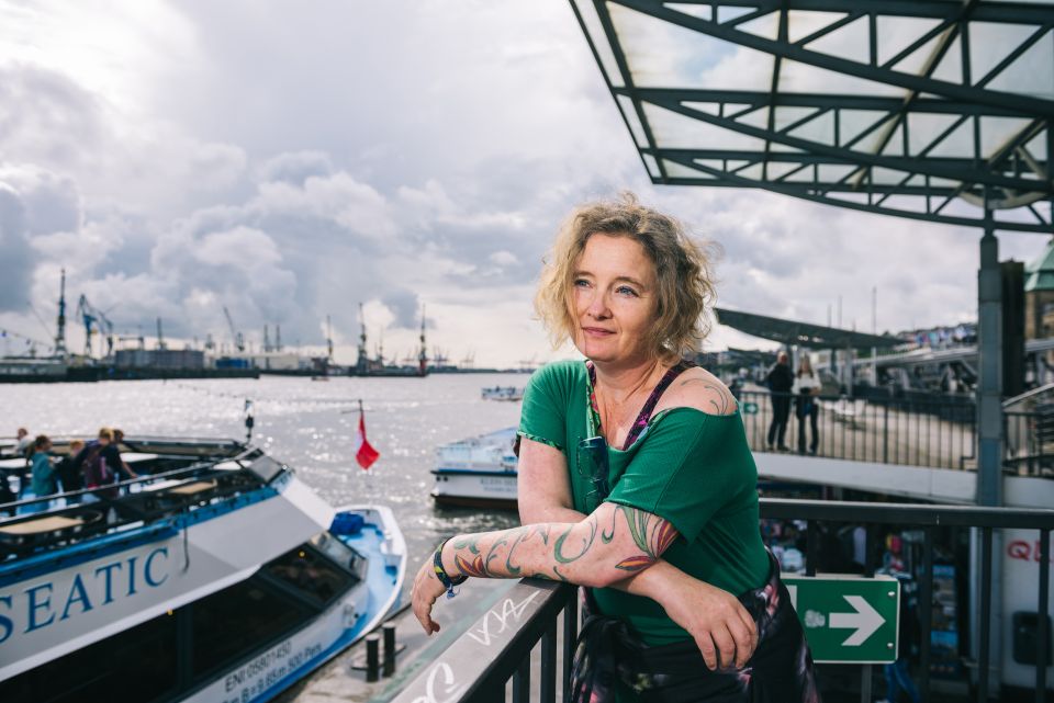 Ruby Rebelde am Hamburger Hafen