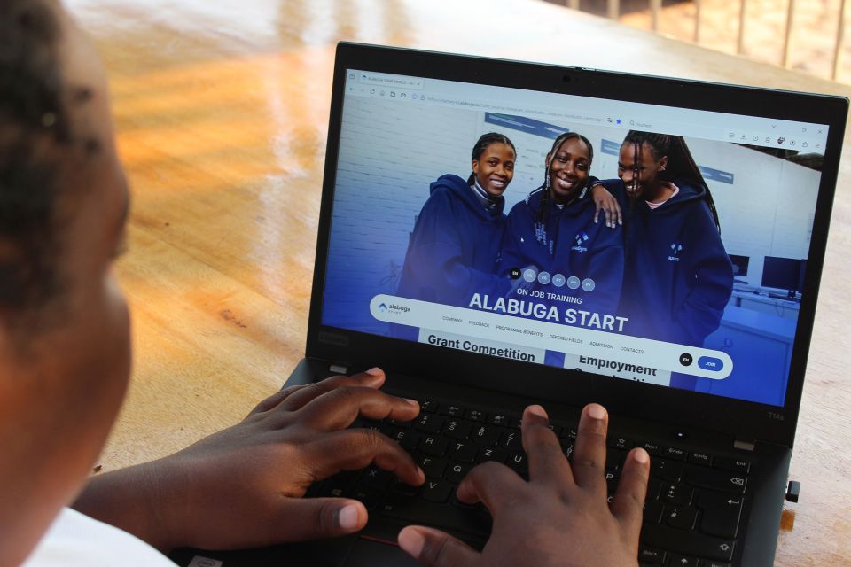 eine Person ruft die Webseite von «Alabuga Start» auf einem Laptop auf