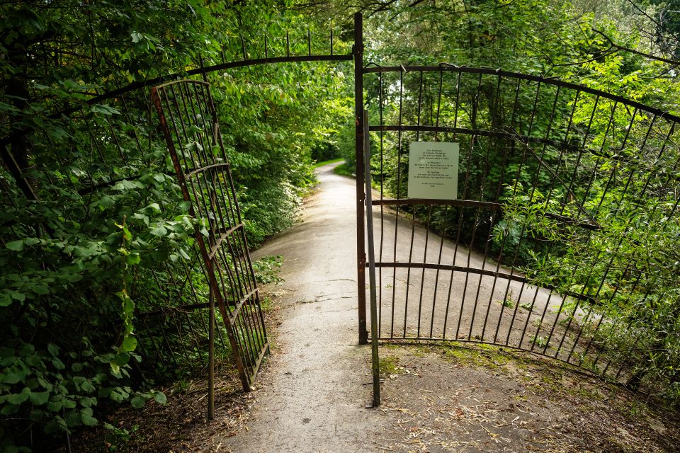 ein Zaun mit einer Gedenktafel für jüdische Flüchtlinge am Alten Rhein bei Diepoldsau