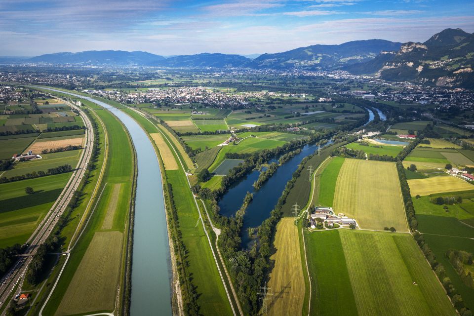 Luftaufnahme des Rheintal mit Rhein, alten Rhein und der Gemeinde Diepoldsau