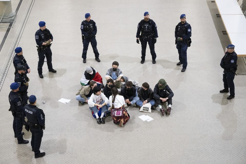 Polizisten postieren sich am 31. Mai 2024 um eine Gruppe von ETH-Student:innen
