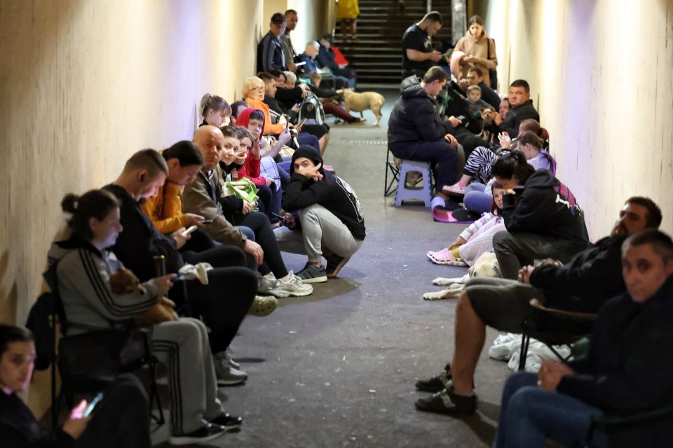 Menschen suchen Zuflucht in einer Unterführung