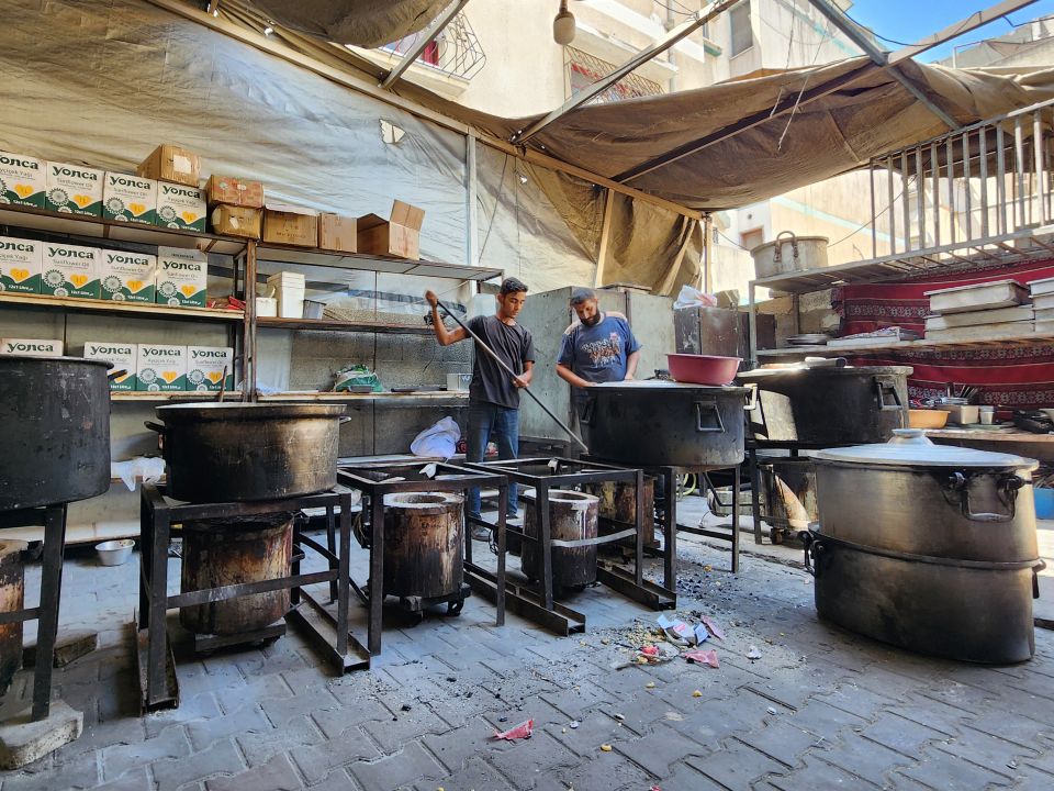 Mitarbeiter von Muhammad Arefs Restaurant bei der Arbeit