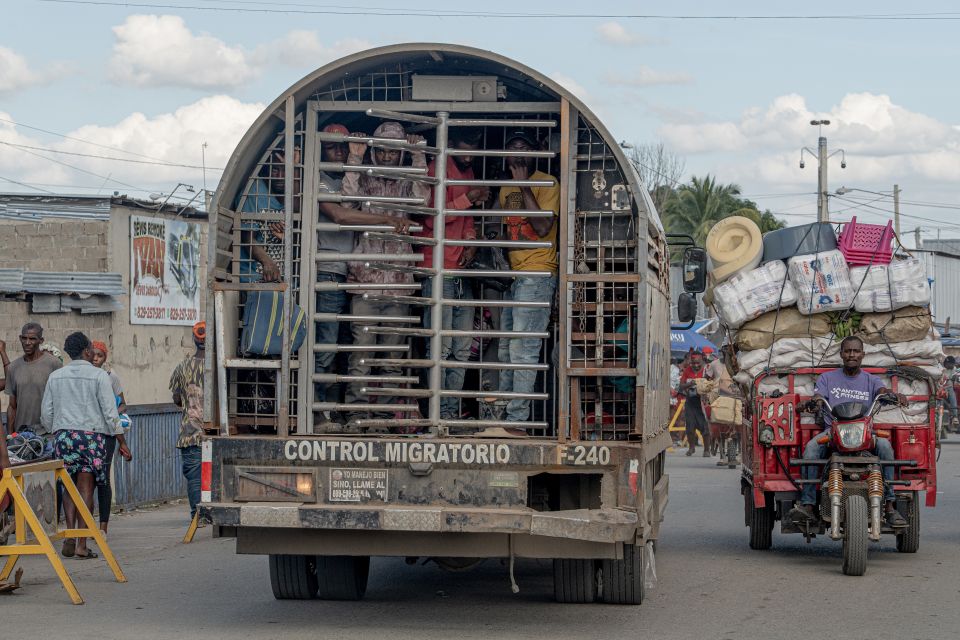 Männer in einem Lastwagen der dominikanischen Migrationsbehörde am Grenzübergang von Dajabón