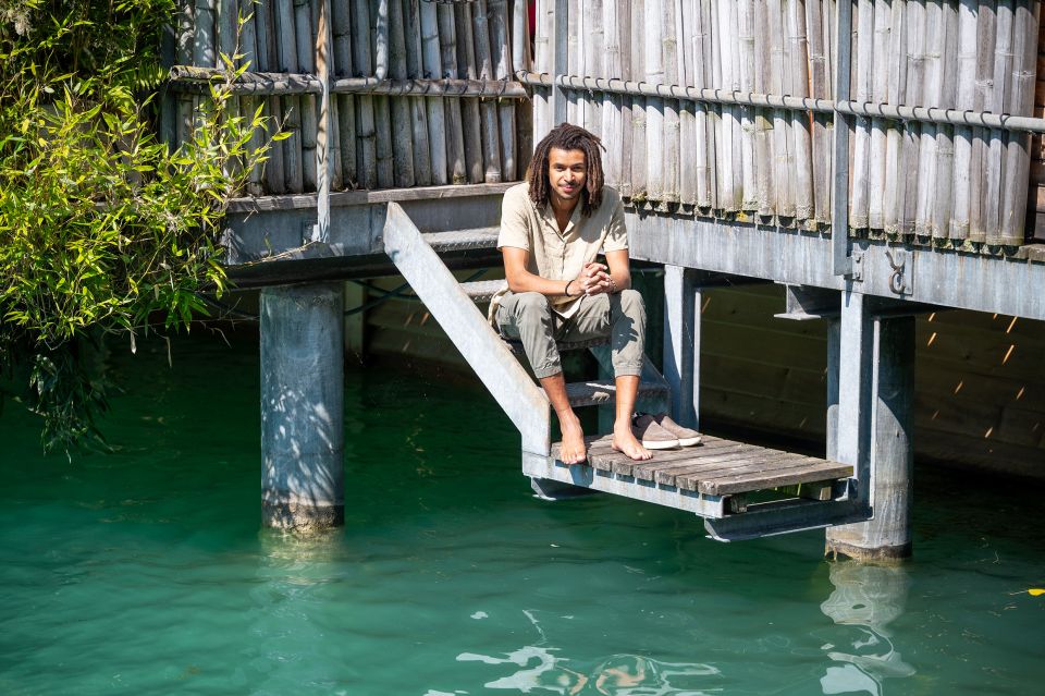 Damien Hauser sitzt am Fluss