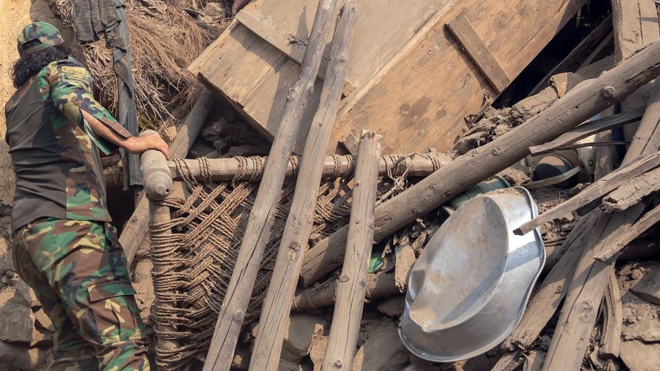 eine Rettungskraft sucht Anfang September in der Provinz Kunar nach Verschütteten