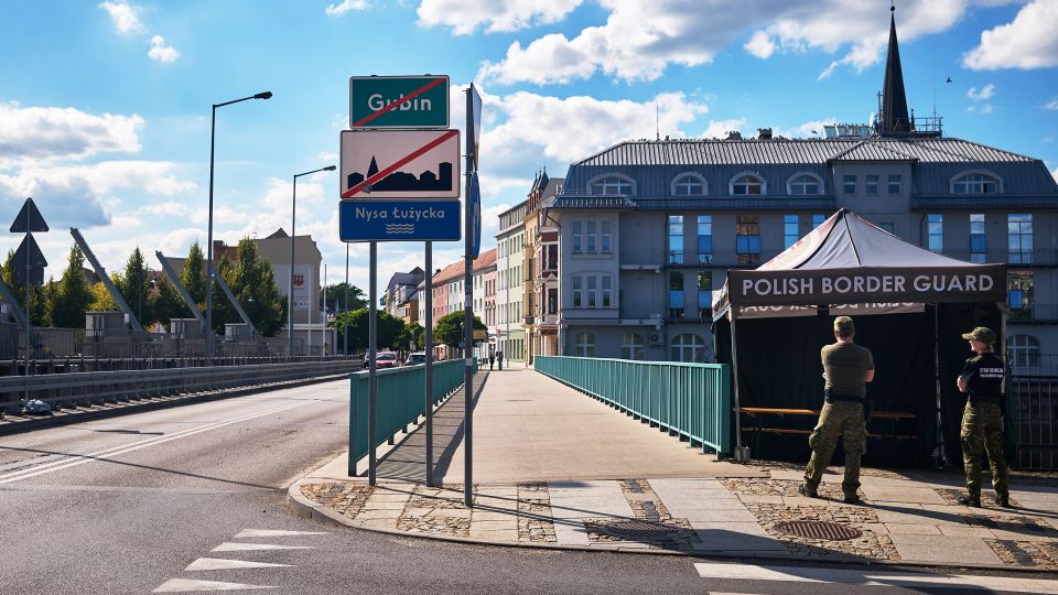 polnische Zollbeamte an der Grenze zwischen Guben und Gubin