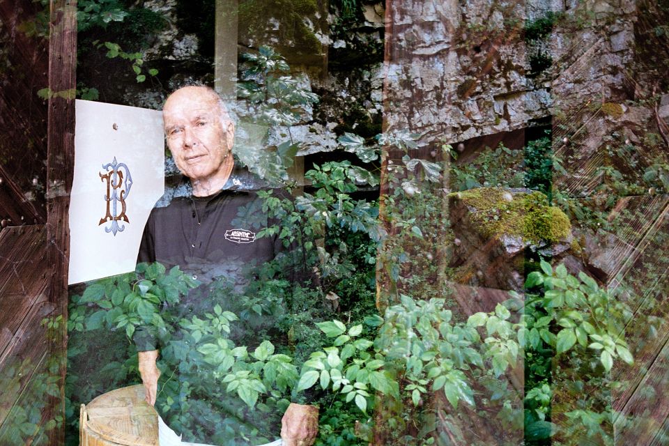 Foto-Doppelbelichtung: Francis Martin und ein Waldboden mit Blättern, Moos und Steinen