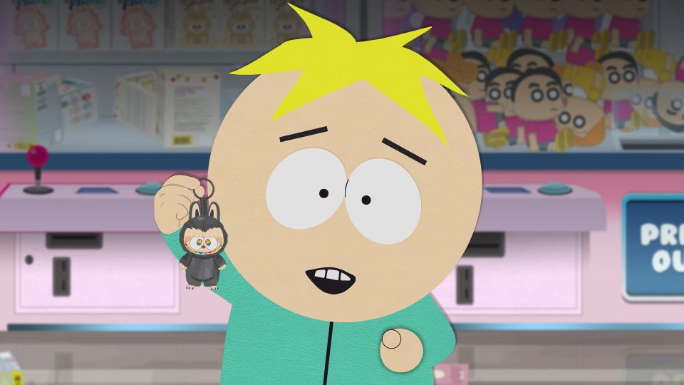 Still aus der TV-Serie «South Park»: Butters Stotch mit einem Labubu-Plüschtier