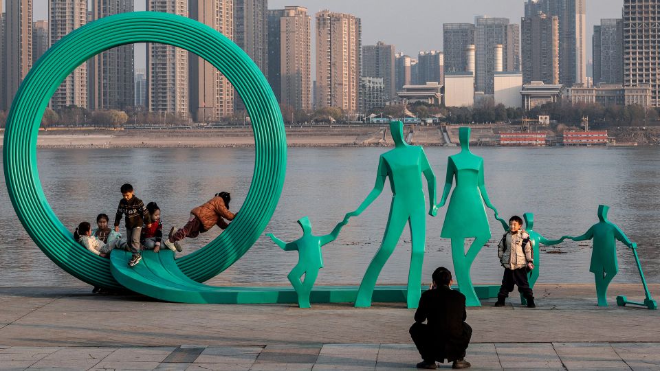 Kinder spielen auf einer Skulptur am Yangtze Fluss in Wuhan