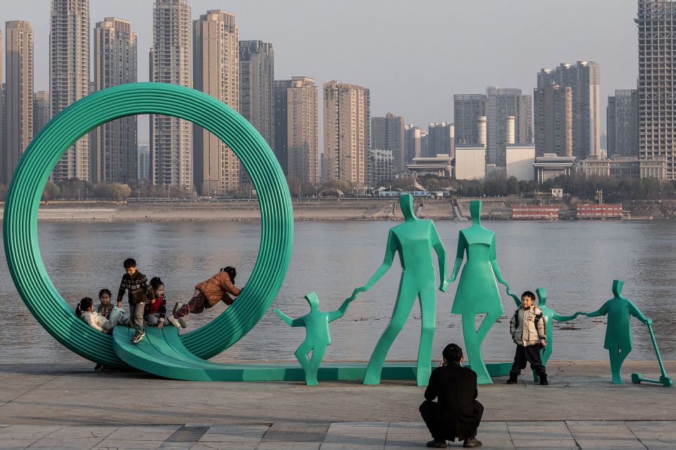 Kinder spielen auf einer Skulptur am Yangtze Fluss in Wuhan