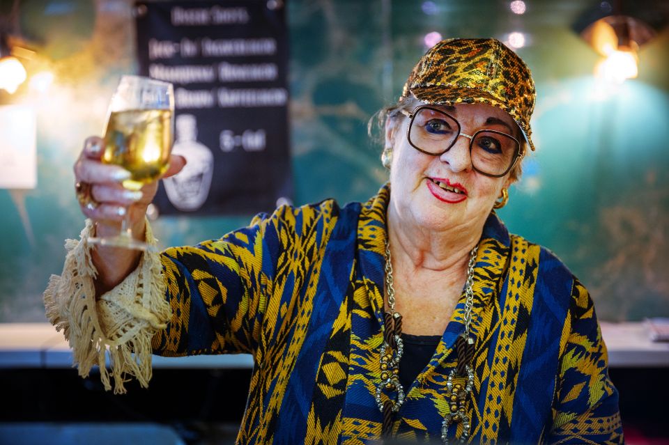 Silvia Kurzo erhebt das Glas