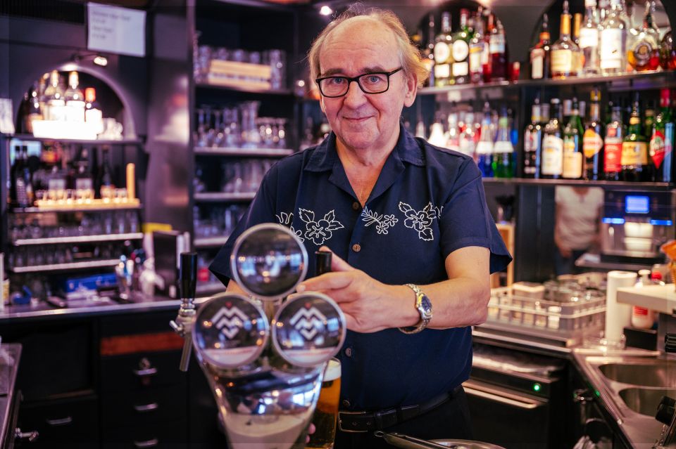 Rolf Gnädinger steht hinter dem Tresen und zapft ein Bier
