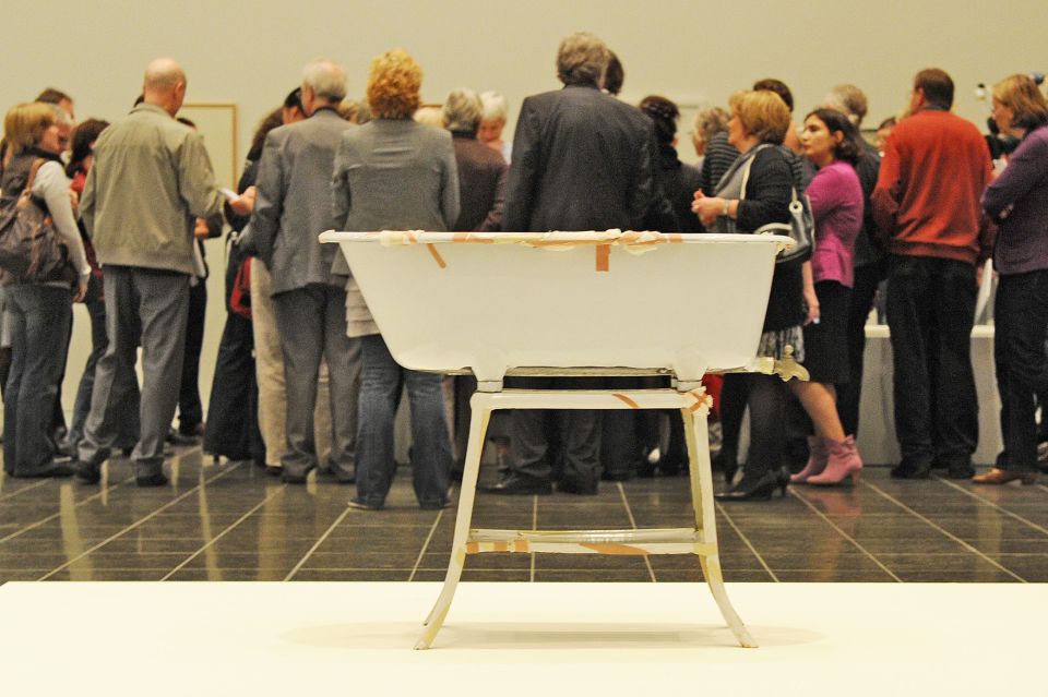 Badewanne von Joseph Beuys – wieder mit Filz, Fett und Pflaster verziert – in Düsseldorf, 2010