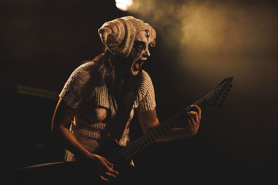 Gitarristin von Witch Club Satan auf der Bühne