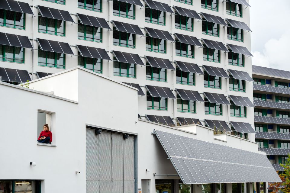 städtische Zürcher Überbauung mit Solaranlagen