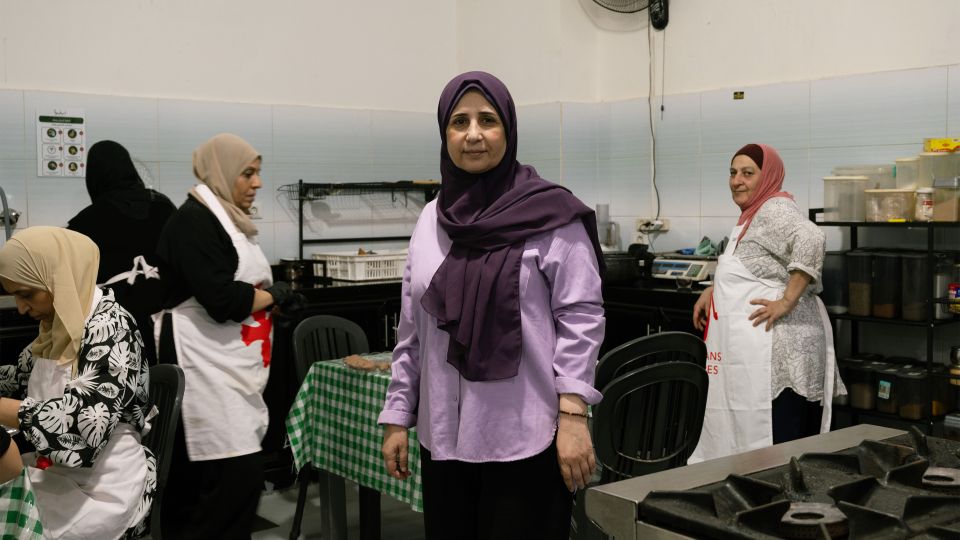 Mariam Al-Shaar steht mit weiteren Frauen in einer Küche