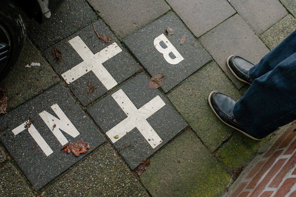 Grenzmarkierungen auf dem Boden zur Enklave N2