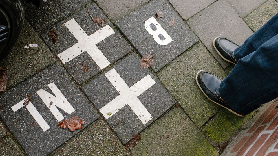 Grenzmarkierungen auf dem Boden zur Enklave N2