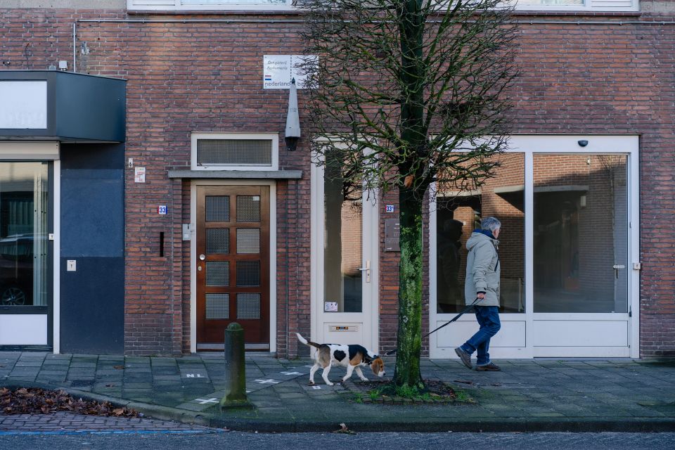 ein Hund überquert mit einem Menschen die Grenze nach Belgien zur Enklave H1