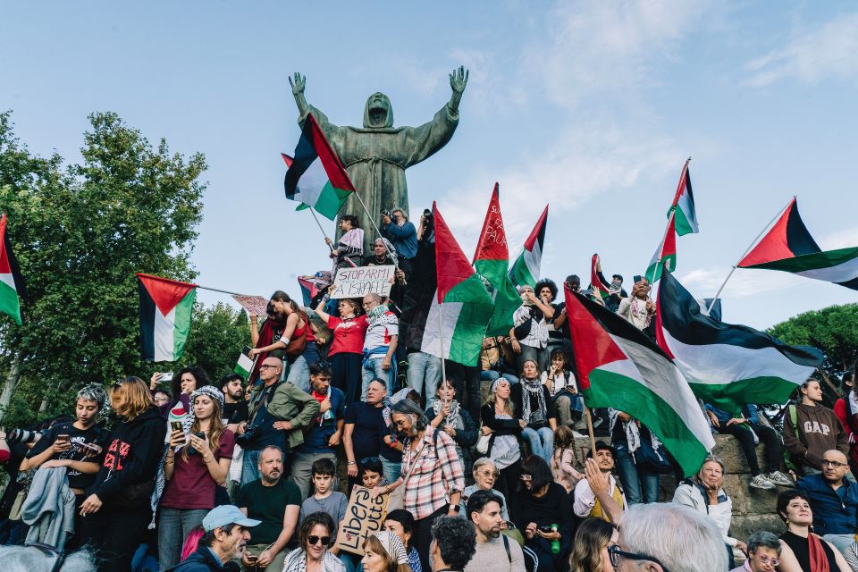 Menschen an der Demostration in Rom mit Palästina-Fahnen