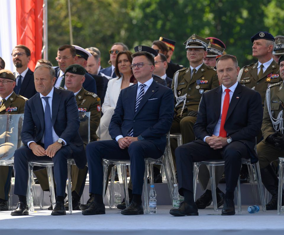 Karol Nawrocki und Donald Tusk mit weiteren Politiker:innen und Militärs an einer Veranstaltung