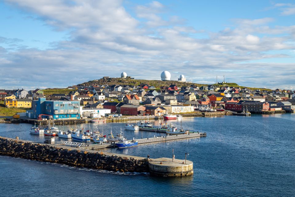 der Hafen von Vardø und im Hintergrund Häuser und Radarstationen