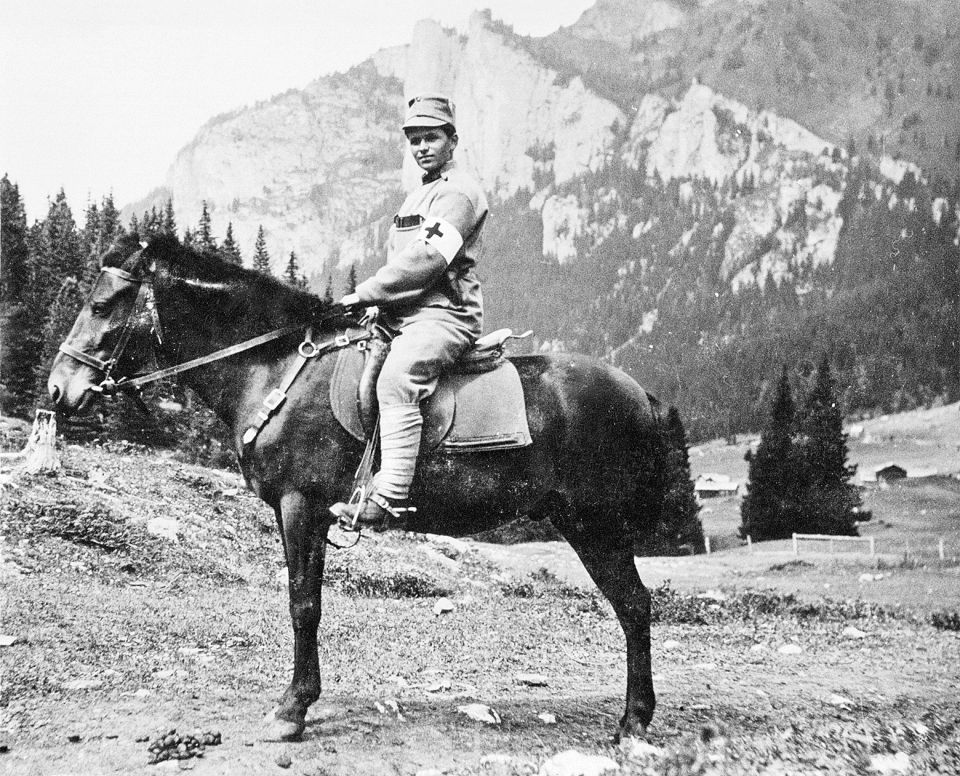 Stephanie Hollenstein sitzt in Uniform auf einem Pferd